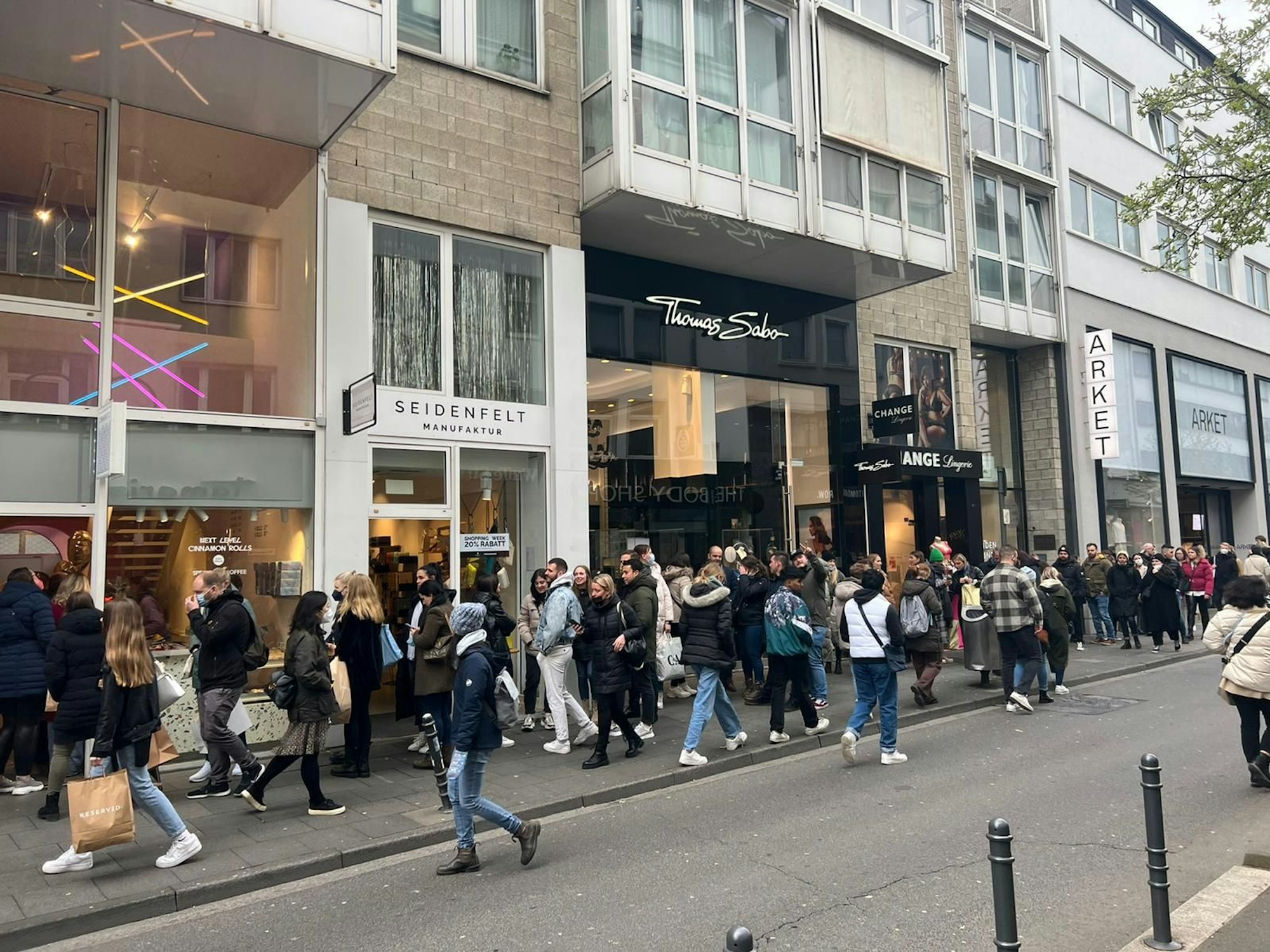 Lange Schlange vor dem "Cinnamood"
