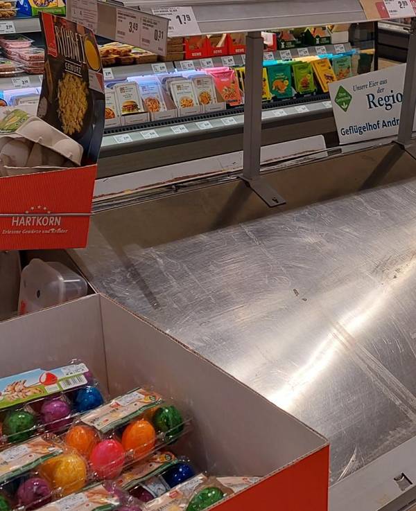 Leeres Eier-Regal in Kölner Rewe.
