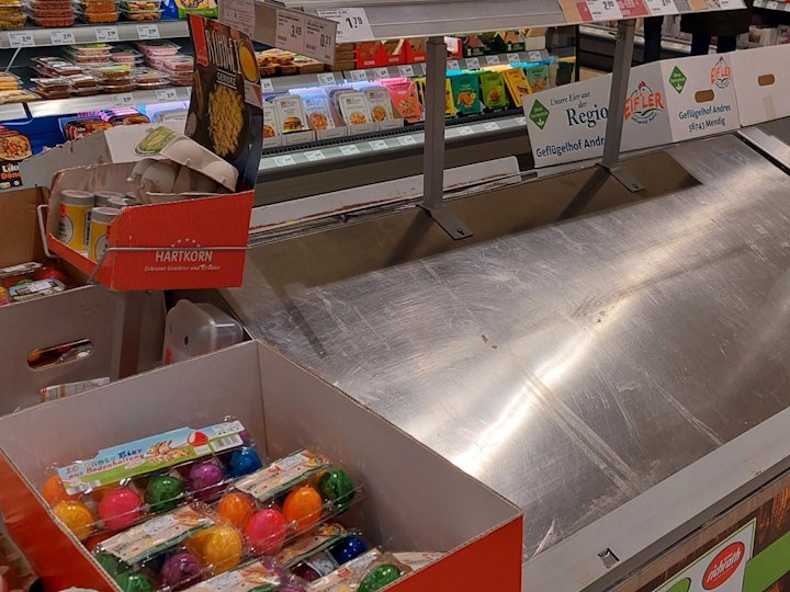 Leeres Eier-Regal in Kölner Rewe.