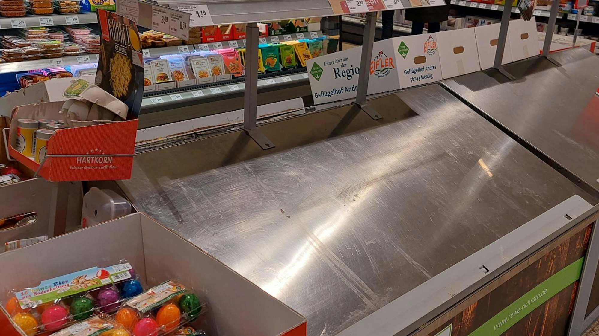 Leeres Eier-Regal in Kölner Rewe.