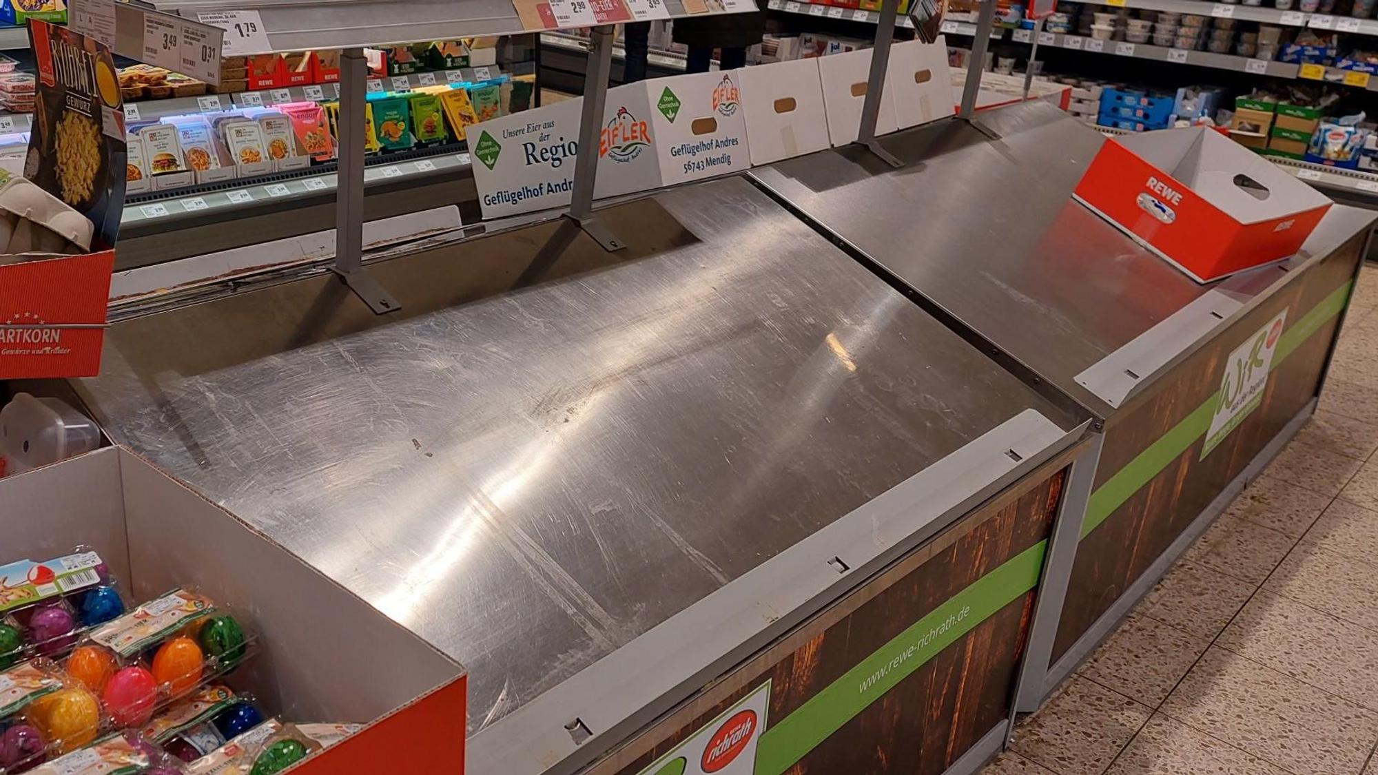 Leeres Eier-Regal in Kölner Rewe.