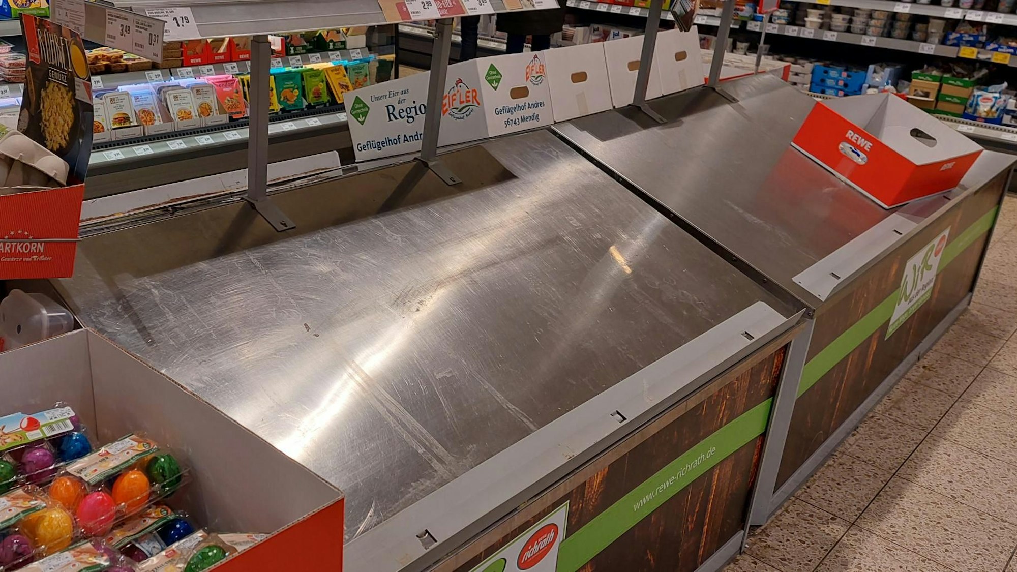 Leeres Eier-Regal in Kölner Rewe.