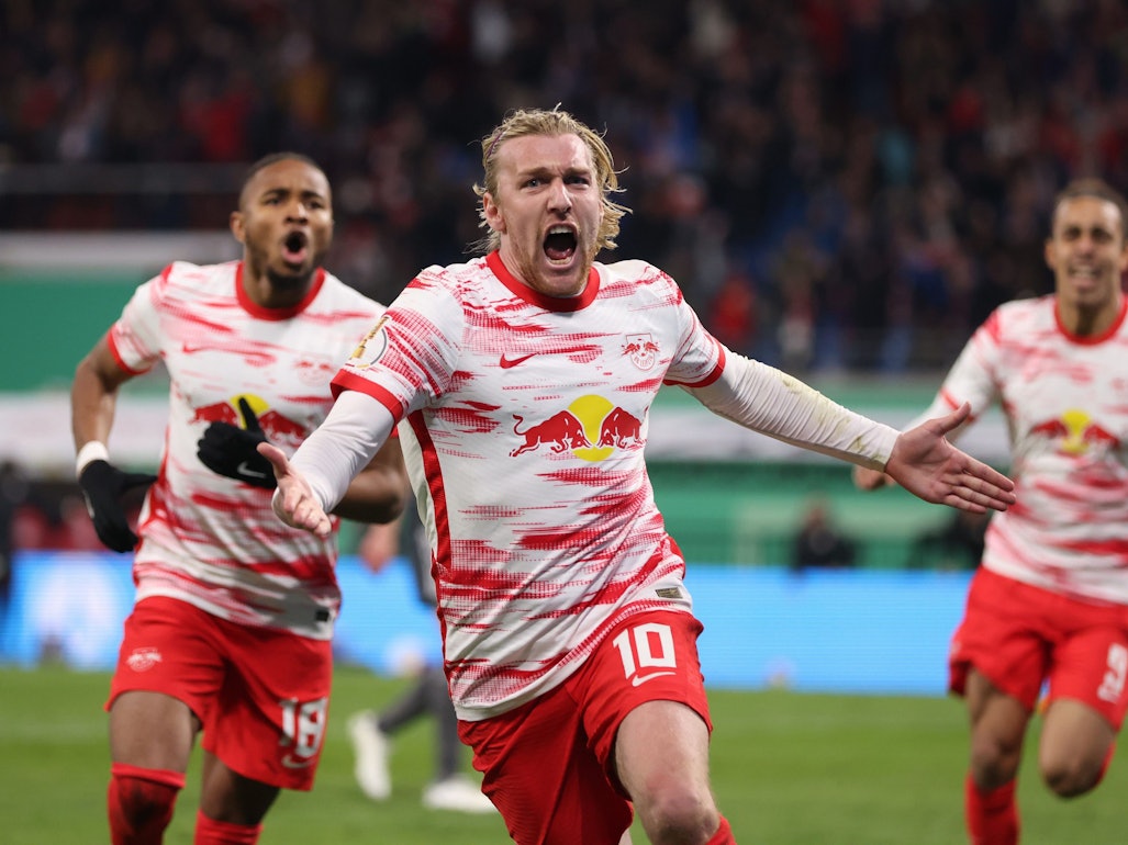 Leipzigs Emil Forsberg (M) jubelt nach seinem Treffer zum 2:1 mit Leipzigs Christopher Nkunku (l).