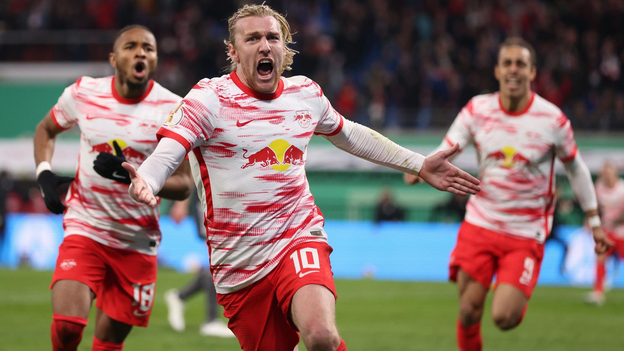 Leipzigs Emil Forsberg (M) jubelt nach seinem Treffer zum 2:1 mit Leipzigs Christopher Nkunku (l).