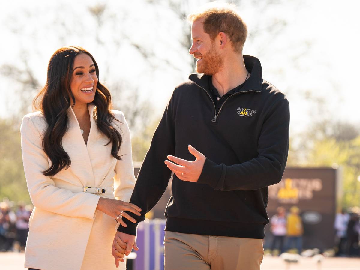 Prinz Harry (r), Herzog von Sussex, und Meghan, Herzogin von Sussex, nehmen an den Leichtathletikwettbewerben der Invictus Games 2022 im Zuiderpark teil.