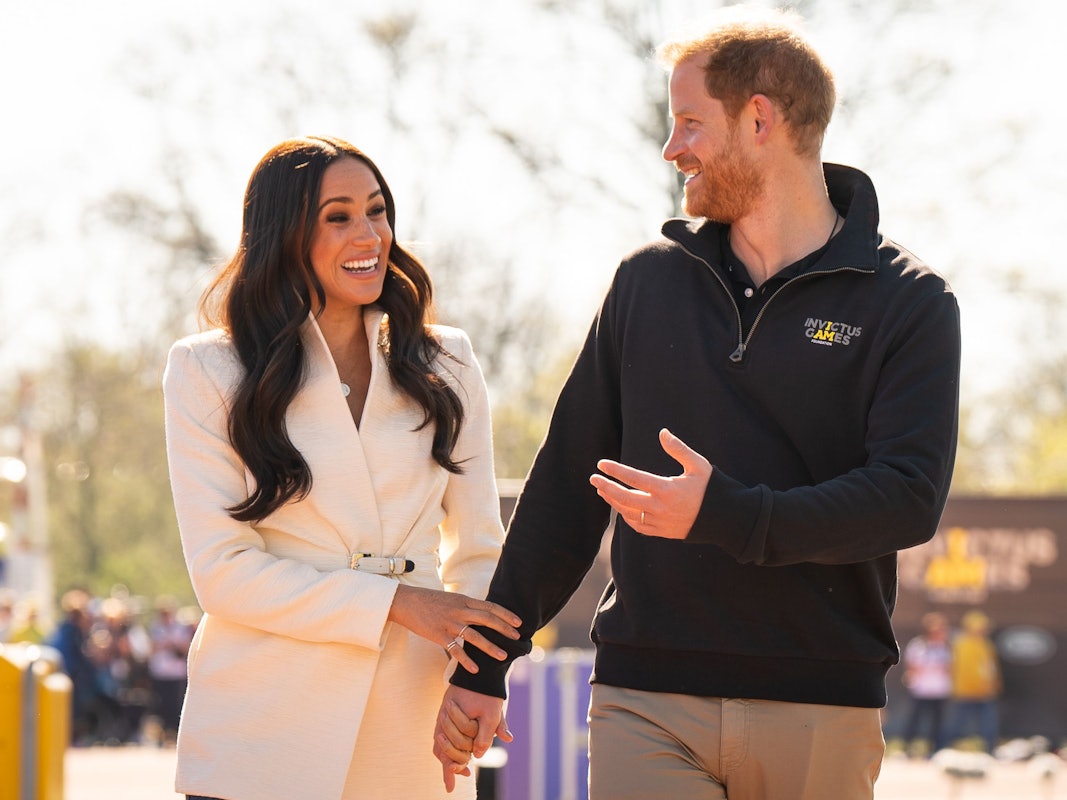 Prinz Harry (r), Herzog von Sussex, und Meghan, Herzogin von Sussex, nehmen an den Leichtathletikwettbewerben der Invictus Games 2022 im Zuiderpark teil.