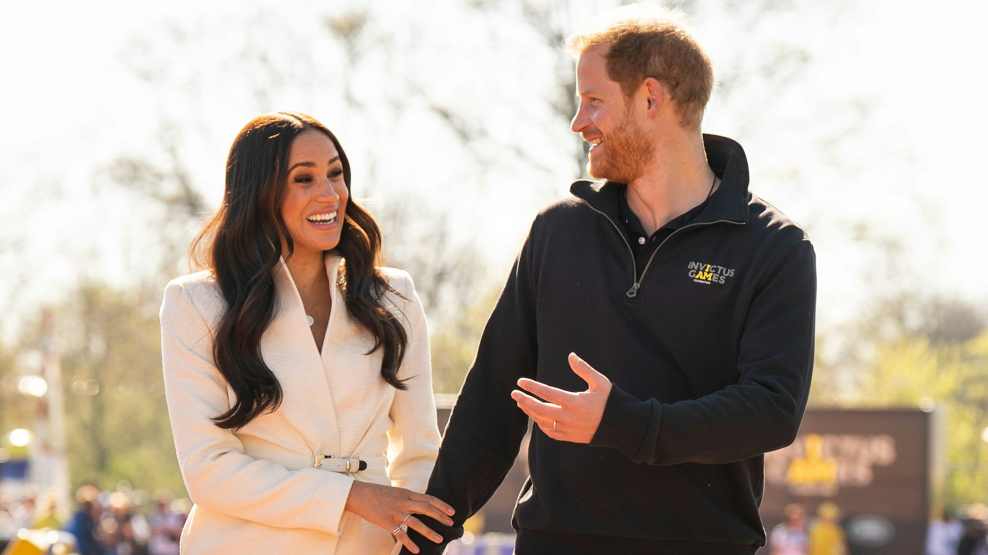 Prinz Harry (r), Herzog von Sussex, und Meghan, Herzogin von Sussex, nehmen an den Leichtathletikwettbewerben der Invictus Games 2022 im Zuiderpark teil.