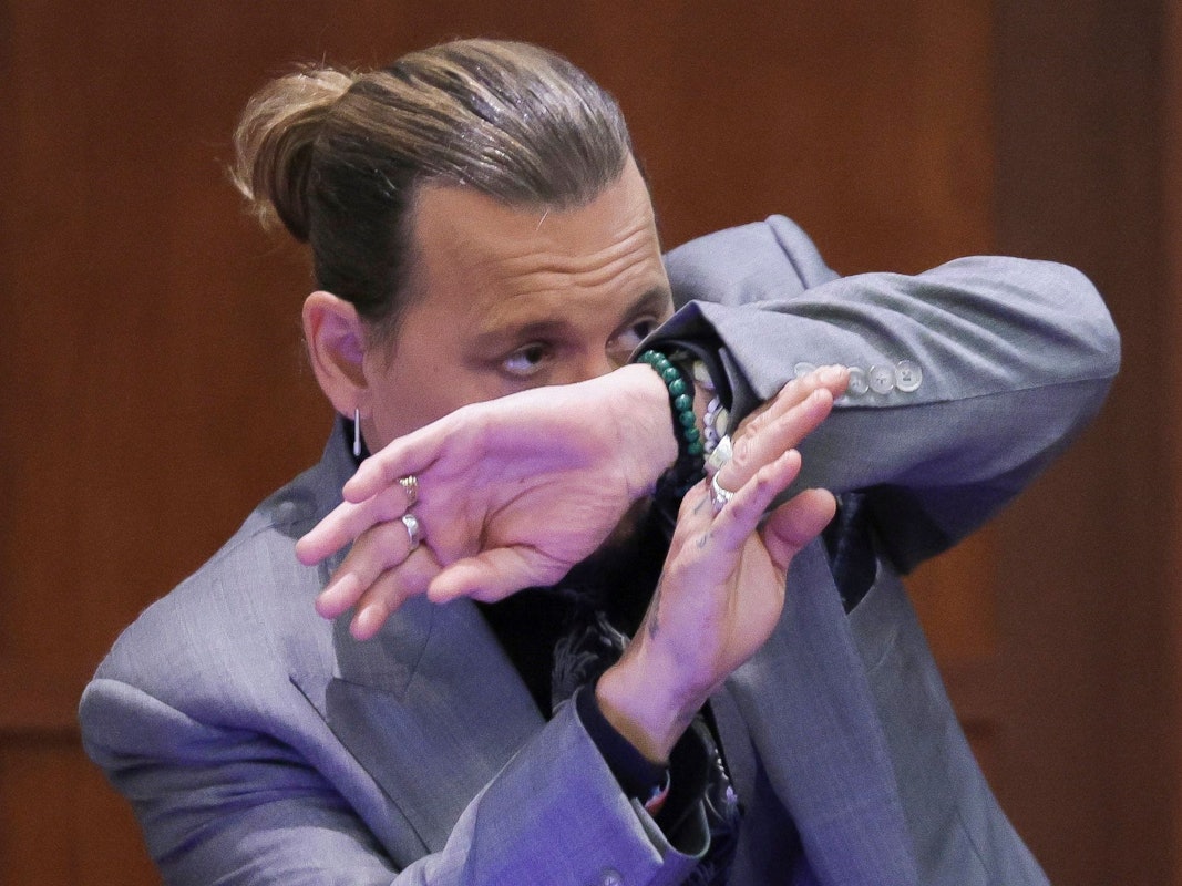 Johnny Depp demonstriert während einer Anhörung im Gerichtssaal des Fairfax County Circuit Court am 20. April 2022, wie er sich vor einem angeblichen Angriff seiner Ex-Frau Amber Heard geschützt haben will.