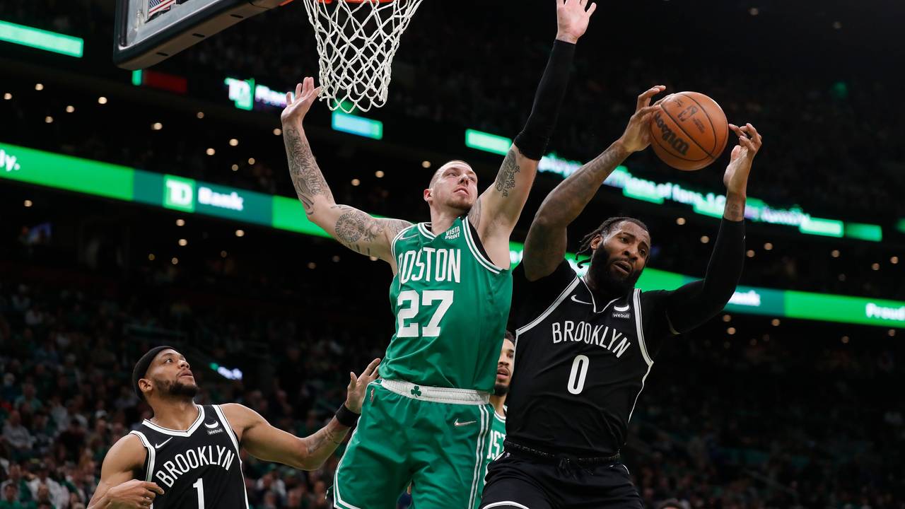 Daniel Theis von den Boston Celtics verteidigt gegen Andre Drummond (r) von den Brooklyn Nets.