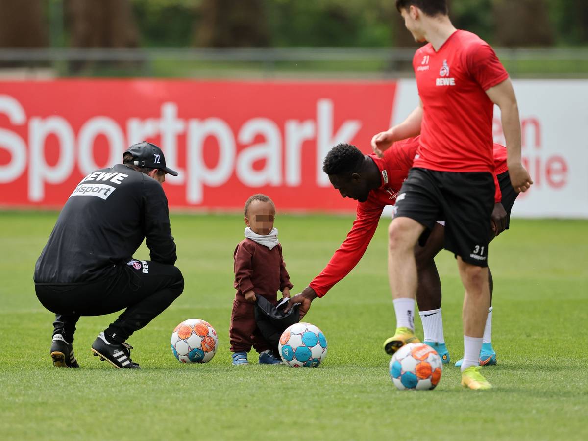 Kingsley Schindler spielt beim Mannschaftstraining des 1. FC Köln mit seinem Sohn.