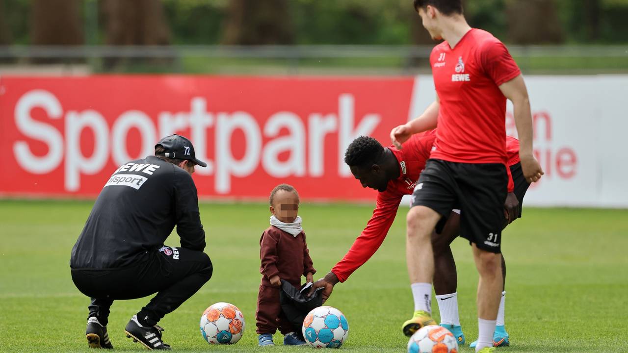 Kingsley Schindler spielt beim Mannschaftstraining des 1. FC Köln mit seinem Sohn.
