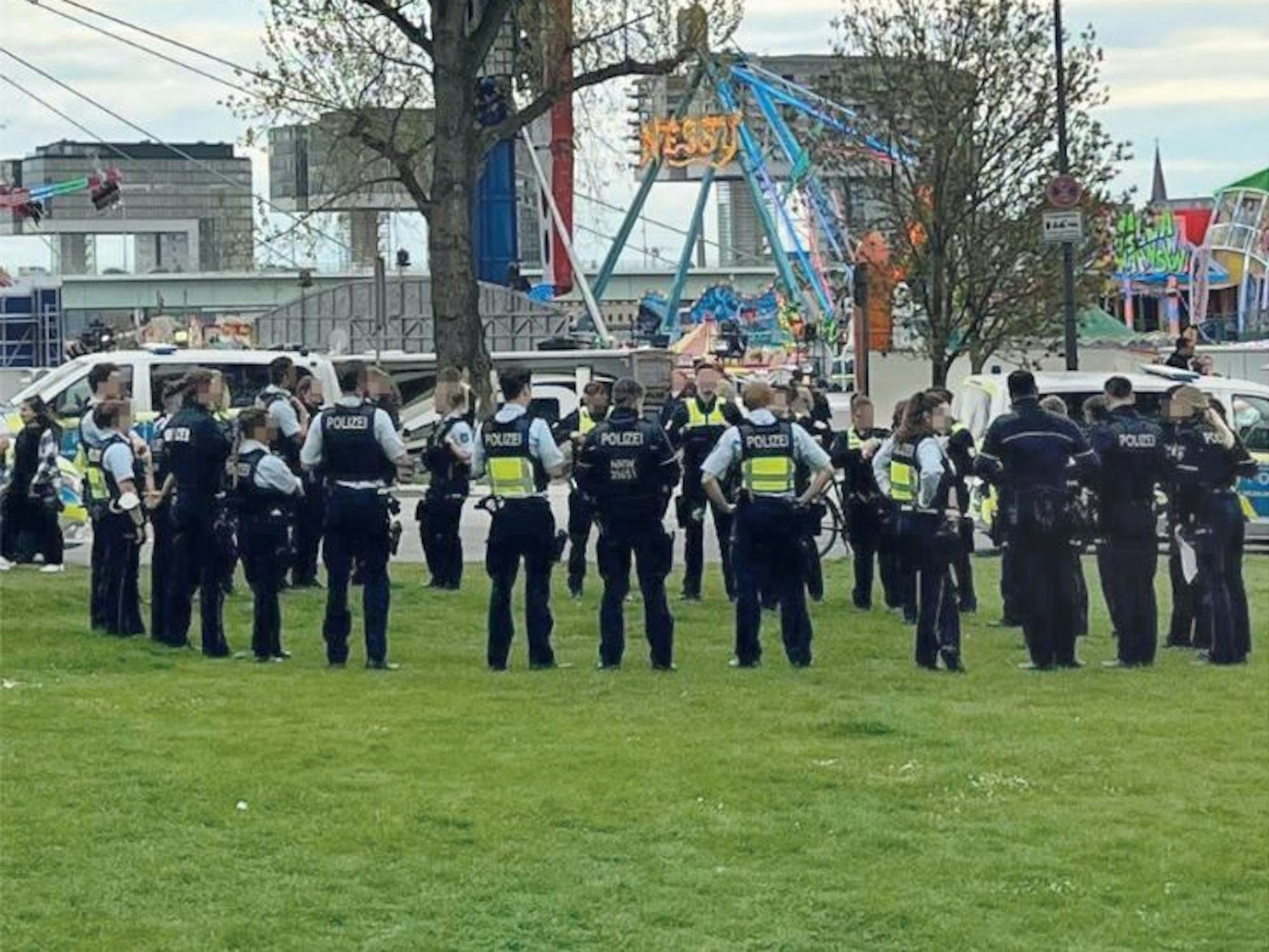 Die Frühjahrskirmes in Deutz ist am Mittwoch (20. April 2022) vorzeitig beendet worden. Das Foto entstand am 21. April.