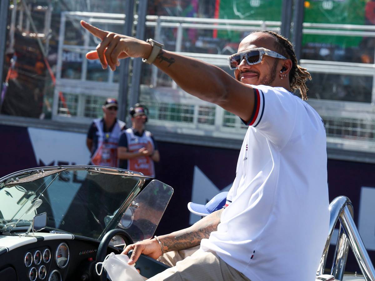 Formel-1-Fahrer Lewis Hamilton grüßt die Fans in Australien.