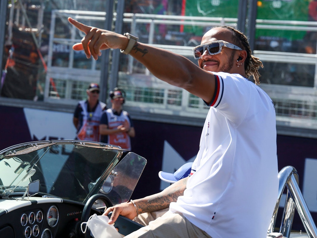 Formel-1-Fahrer Lewis Hamilton grüßt die Fans in Australien.