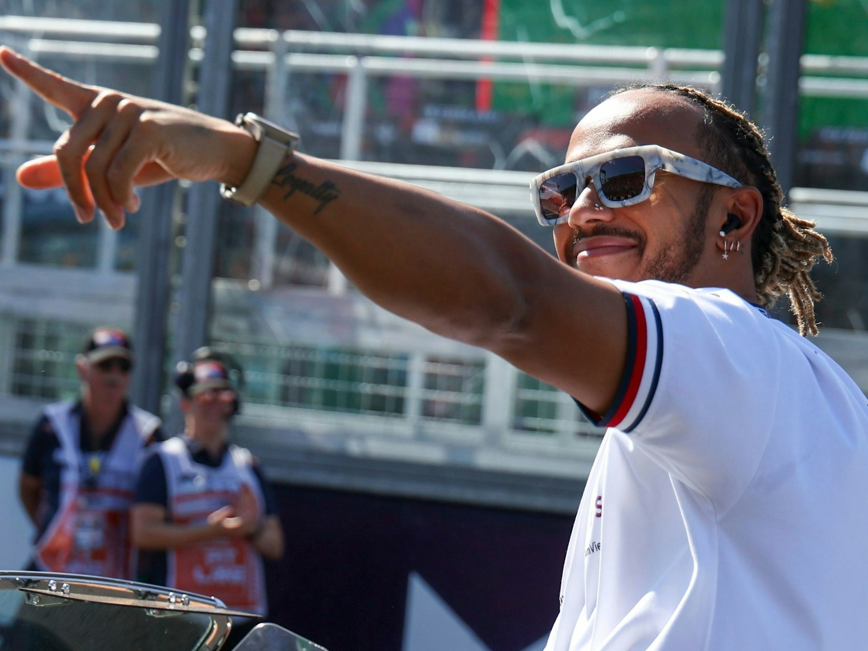 Formel-1-Fahrer Lewis Hamilton grüßt die Fans in Australien.