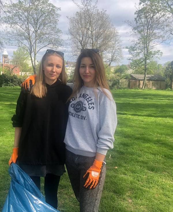 Marina Trupia (links) und Taisa Gebhardt bei einer Aufräumaktion für ukrainische Geflüchtete im Park.