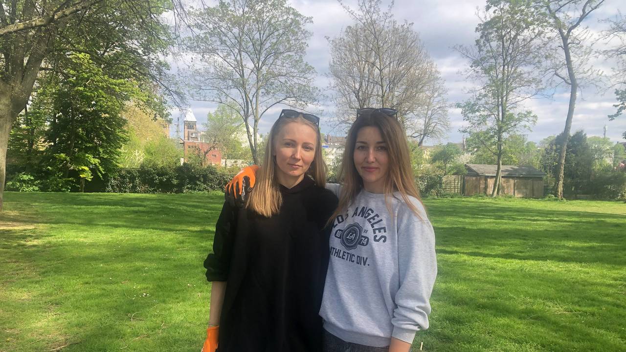 Marina Trupia (links) und Taisa Gebhardt bei einer Aufräumaktion für ukrainische Geflüchtete im Park.