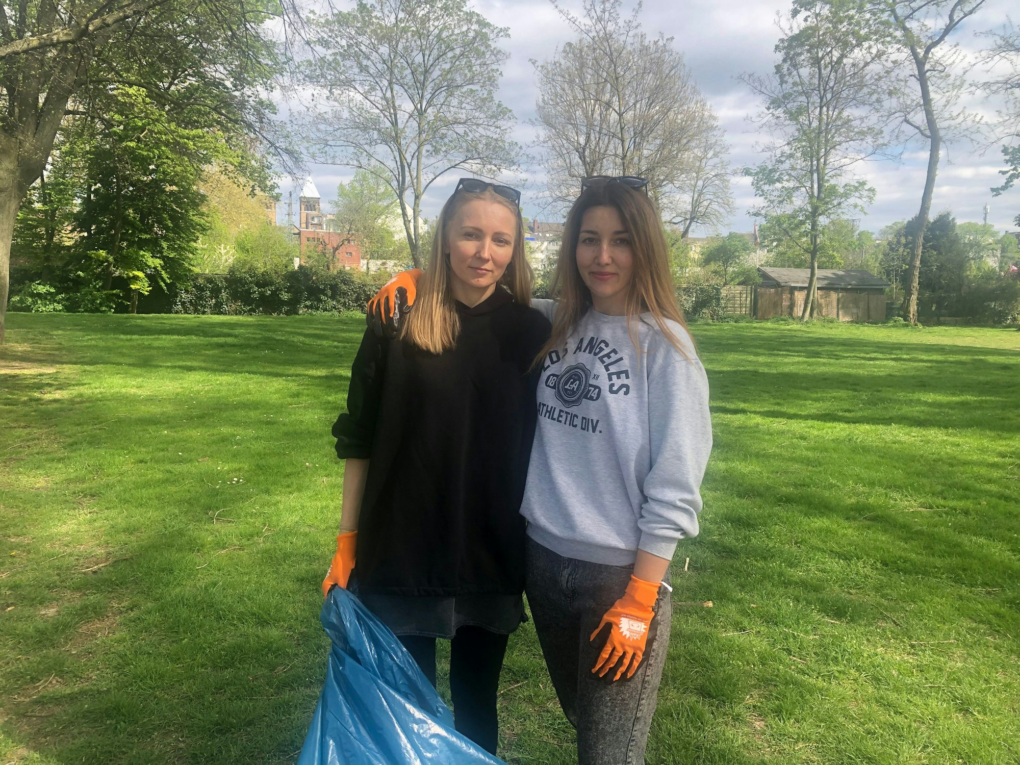 Marina Trupia (links) und Taisa Gebhardt bei einer Aufräumaktion für ukrainische Geflüchtete im Park.