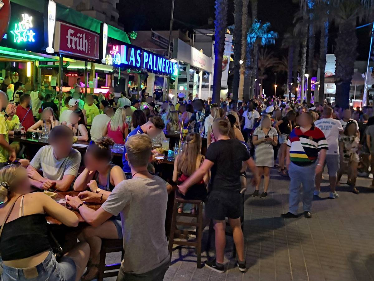 Dichtes gedränge herrscht an der „Bierstraße“.