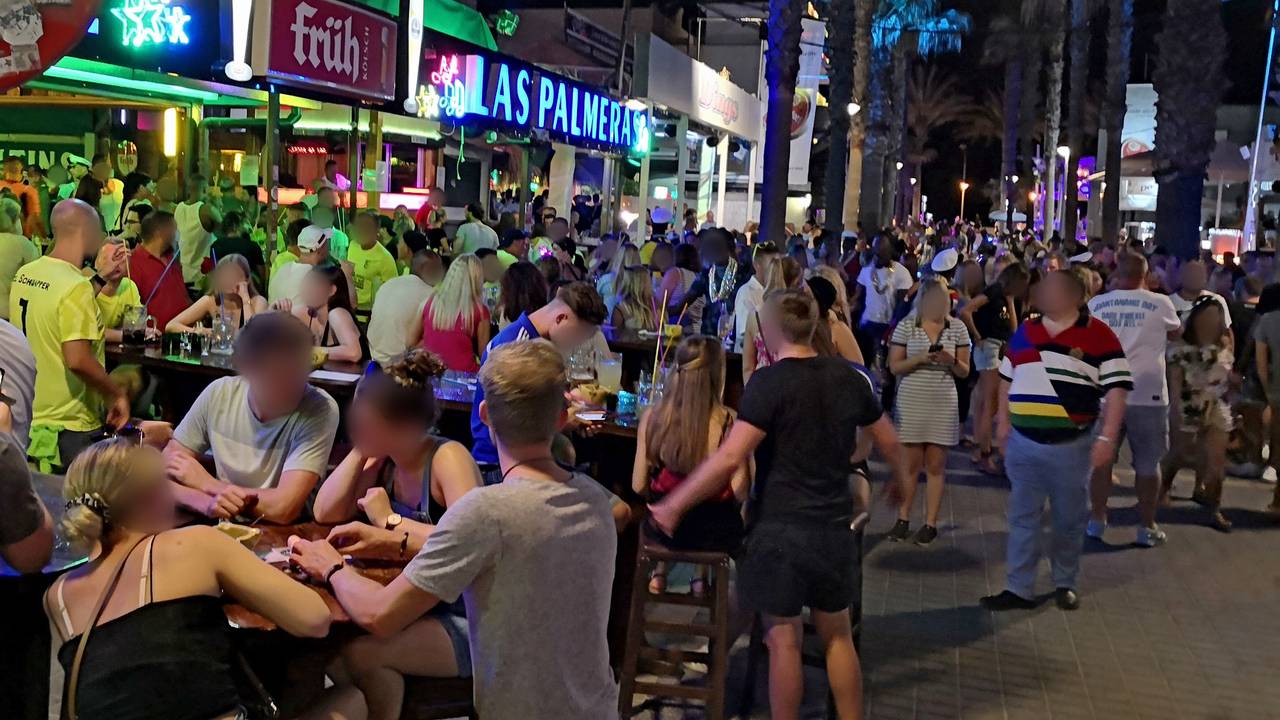 Dichtes gedränge herrscht an der „Bierstraße“.