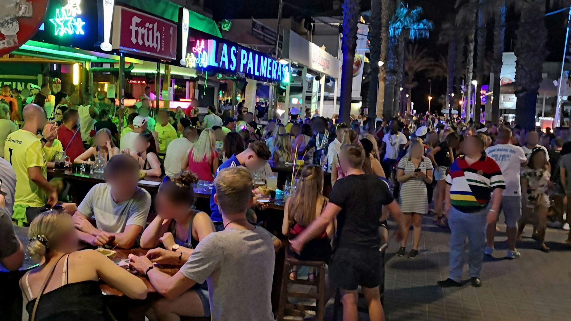 Dichtes gedränge herrscht an der „Bierstraße“.