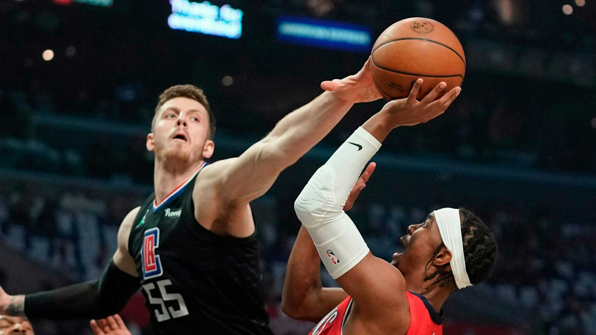 Isaiah Hartenstein (links) von den Los Angeles Clippers am 15. April 2022 im Duell mit Devonte Graham von den New Orleans Pelicans.