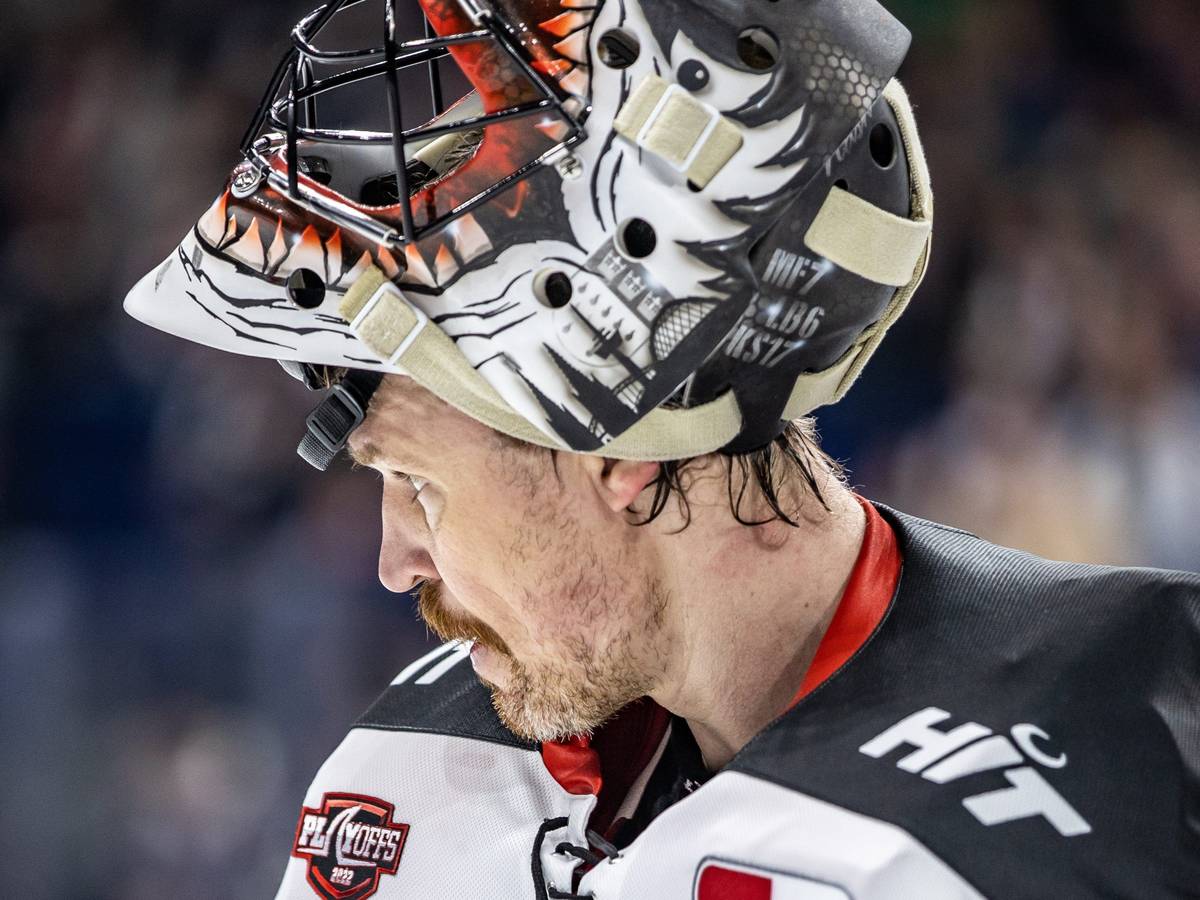 Torhüter Justin Pogge von Köln steht nach der Niederlage auf dem Eis.