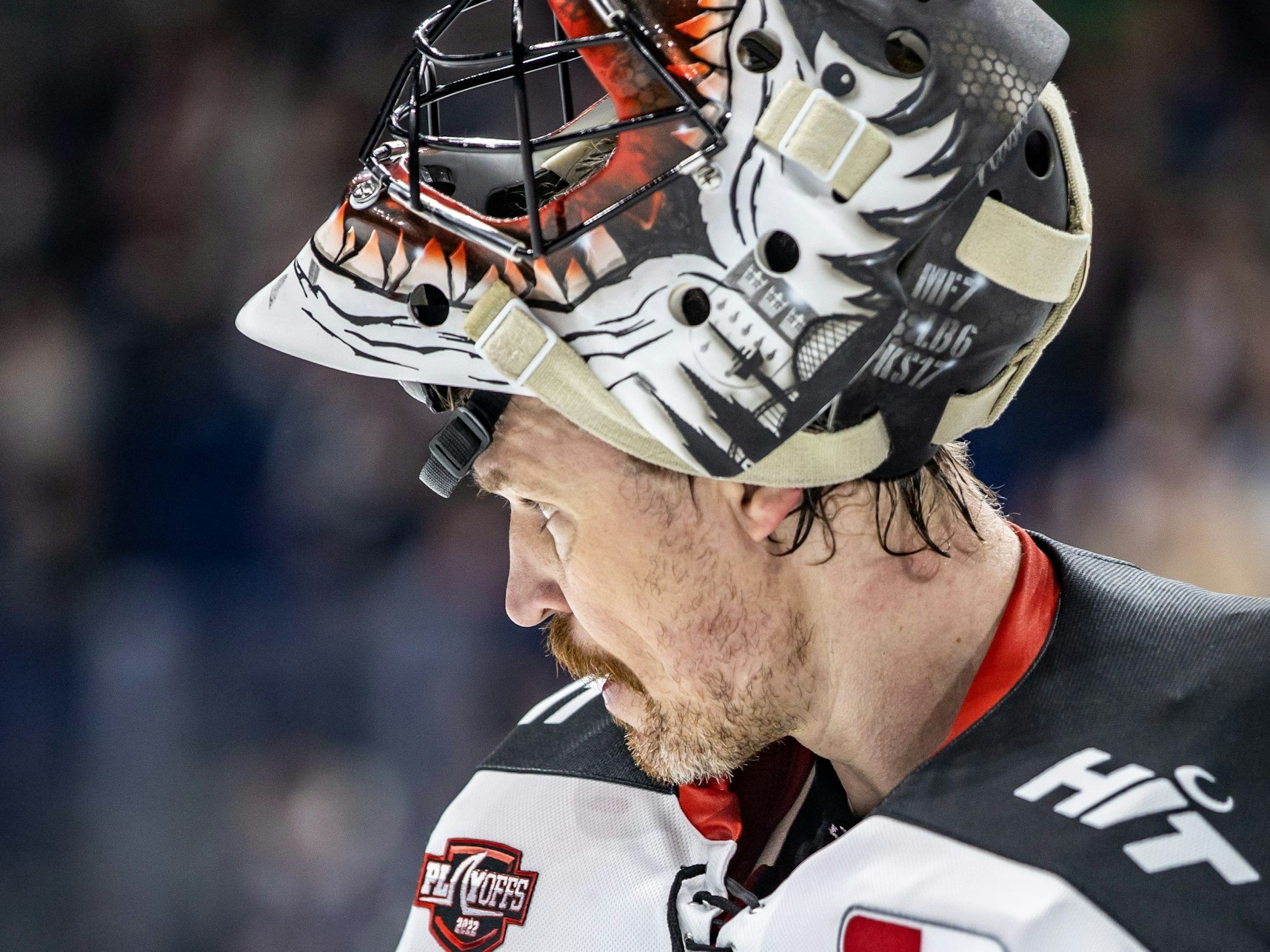 Torhüter Justin Pogge von Köln steht nach der Niederlage auf dem Eis.