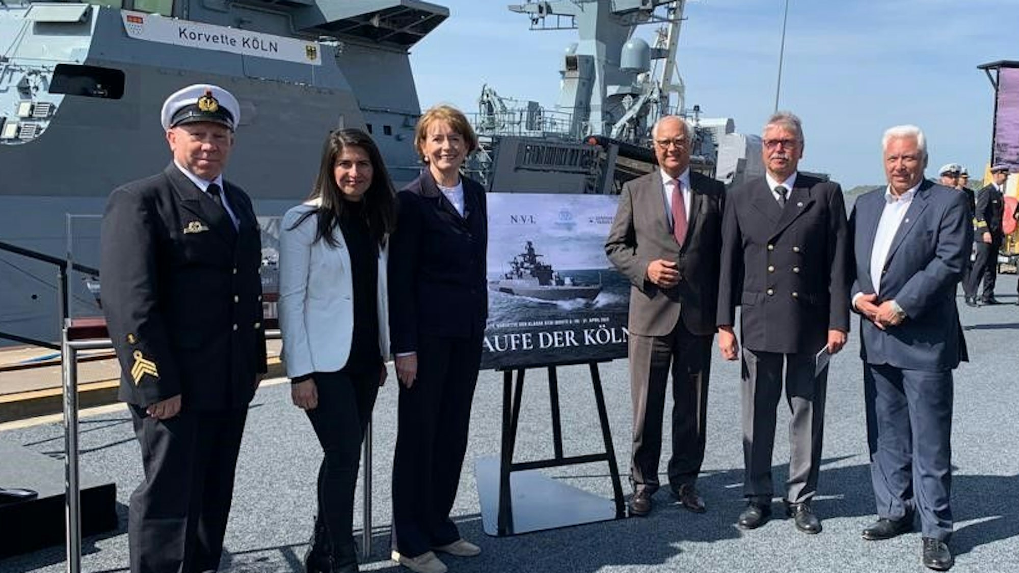 Kölner Delegagtion vor der Korvette Köln