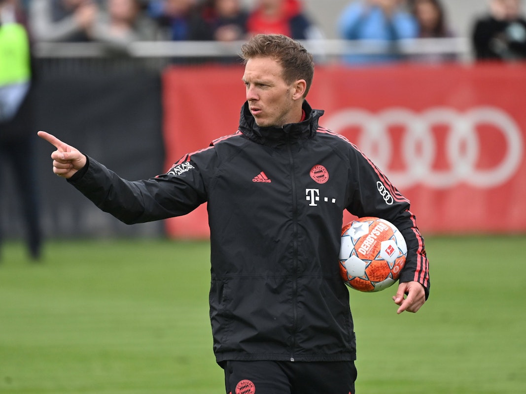 Julian Nagelsmann gestikuliert auf dem Trainingsplatz des FC Bayern.