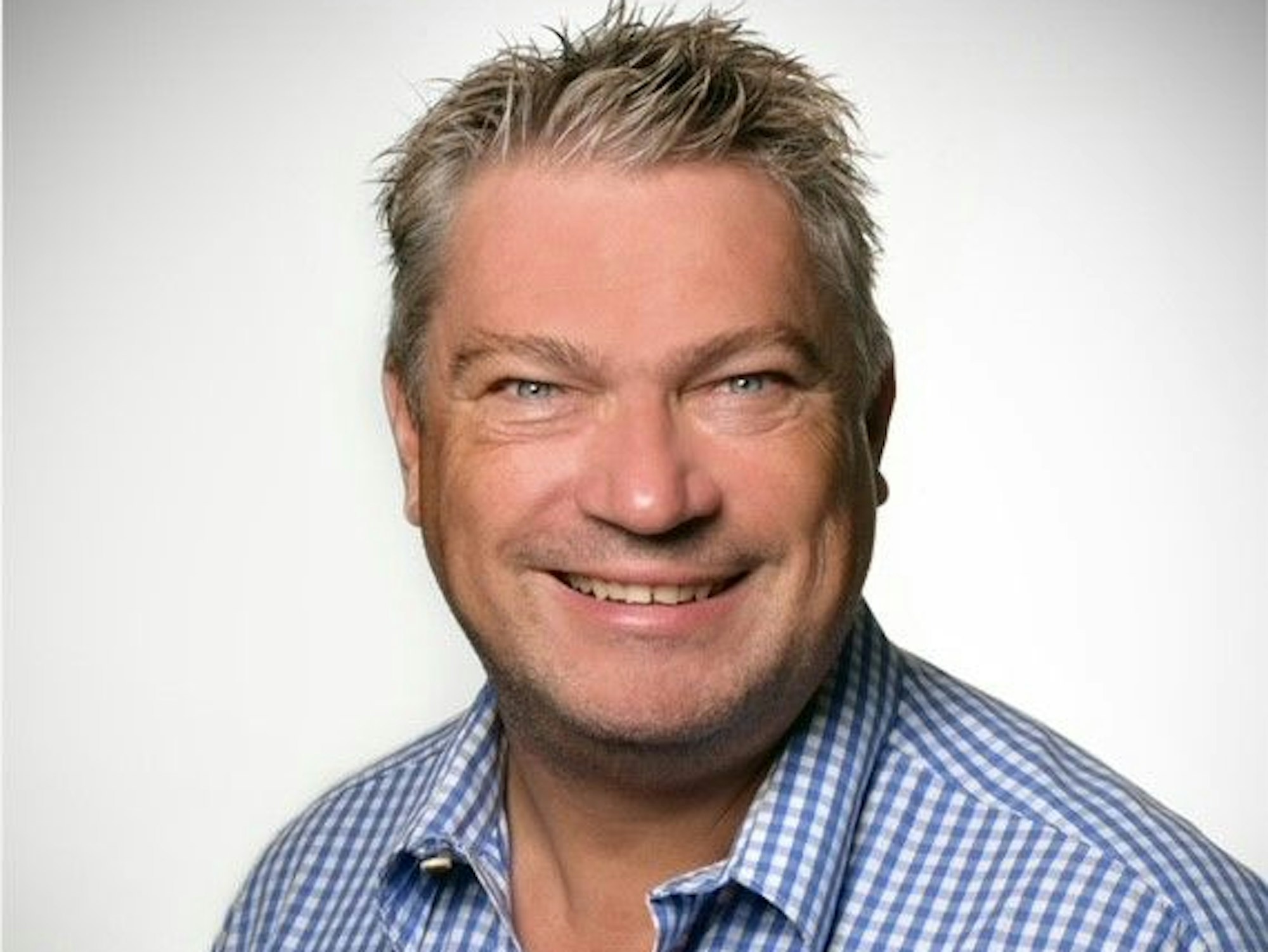 Bernd Baltrusch lacht in die Kamera.