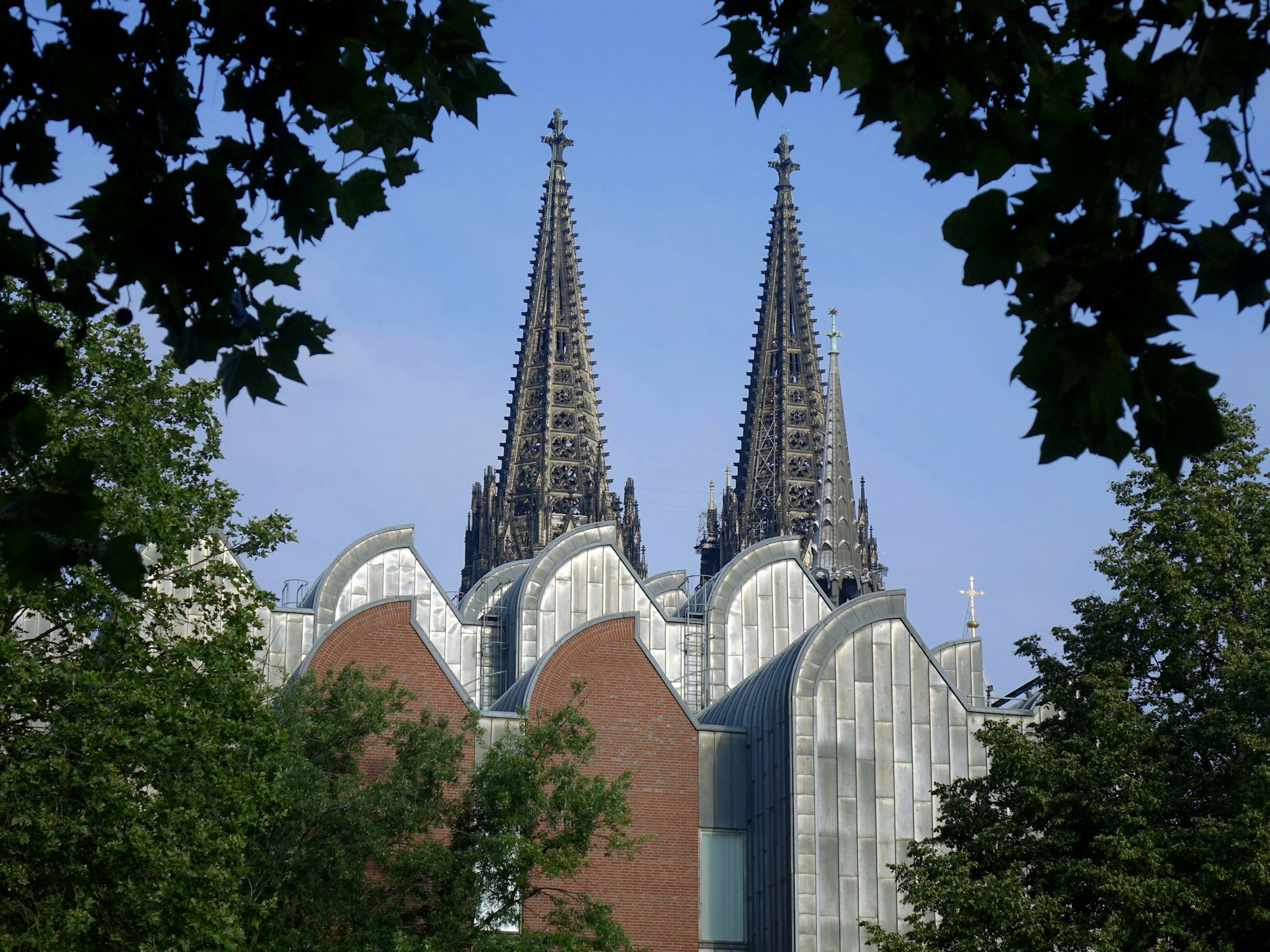 Vor dem Kölner Dom befindet sich die Kölner Philharmonie.