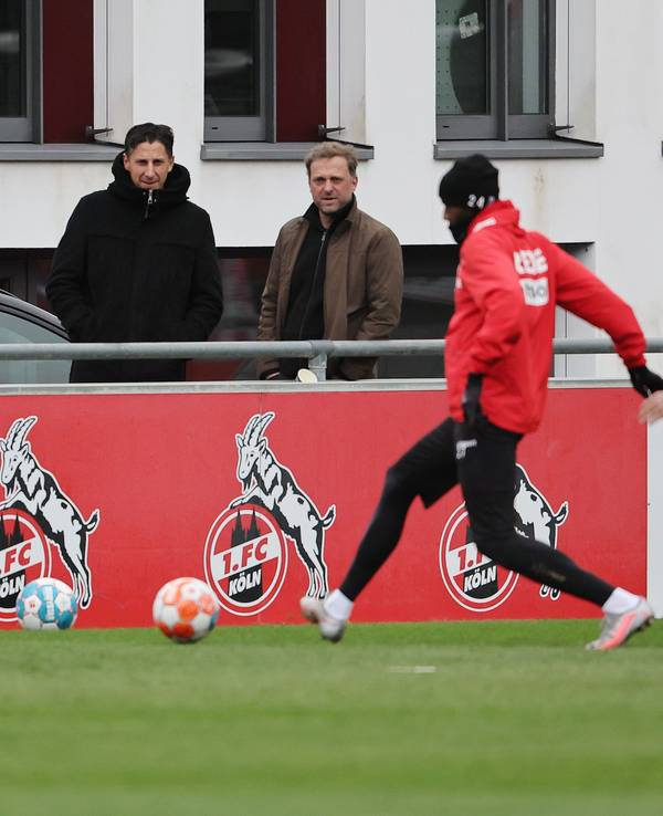 Christian Keller beobachtet das Training des 1. FC Köln.