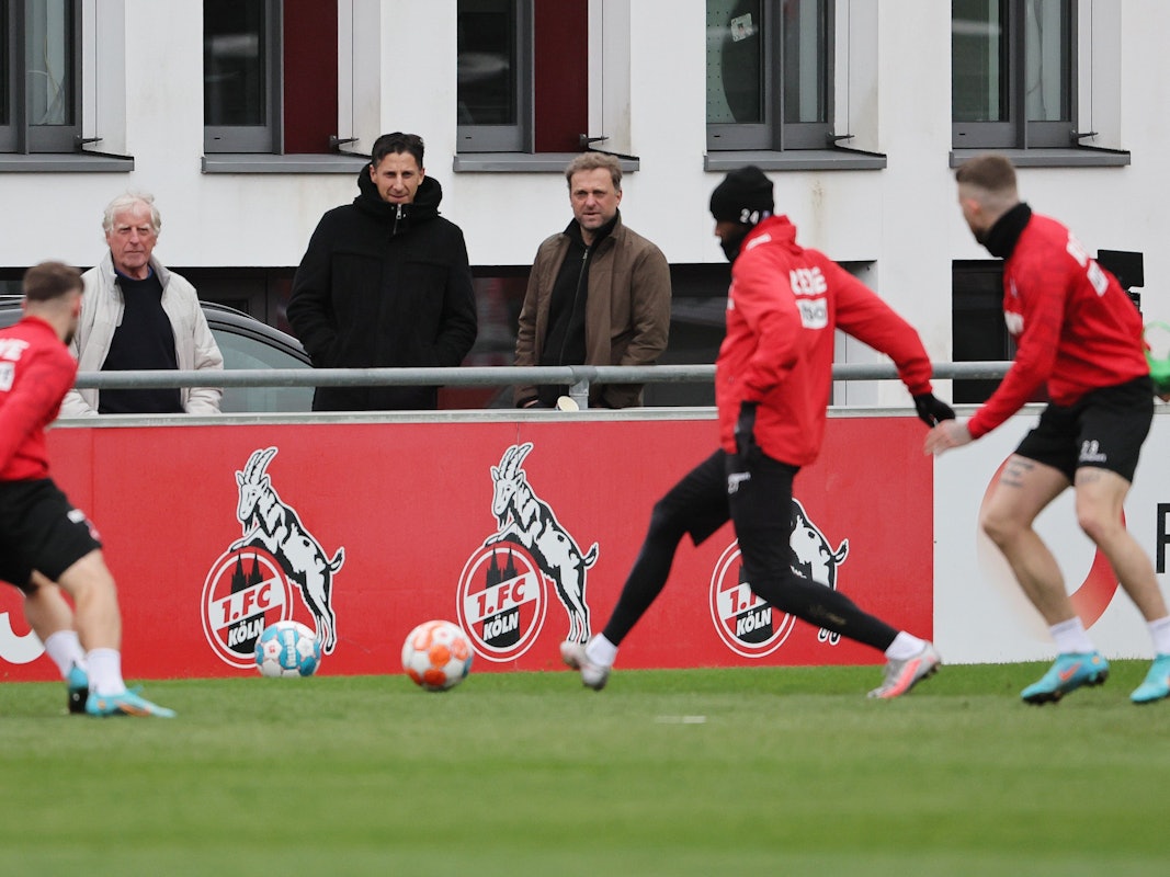 Christian Keller beobachtet das Training des 1. FC Köln.