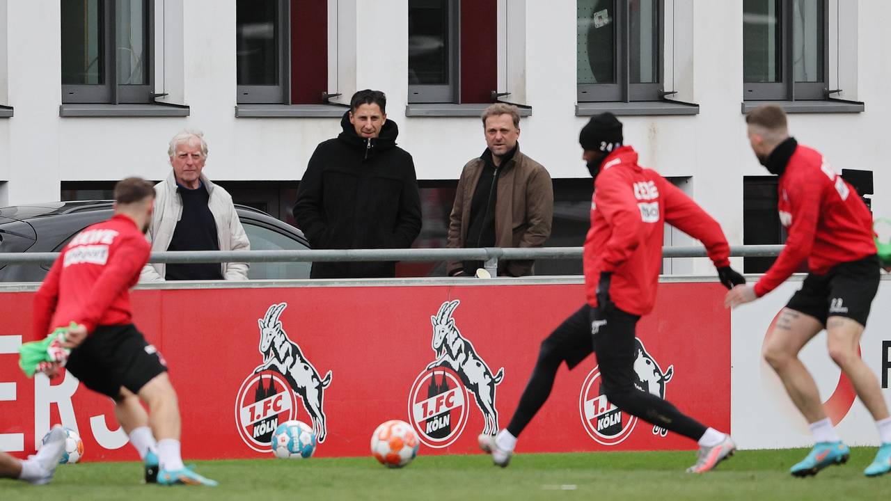 Christian Keller beobachtet das Training des 1. FC Köln.