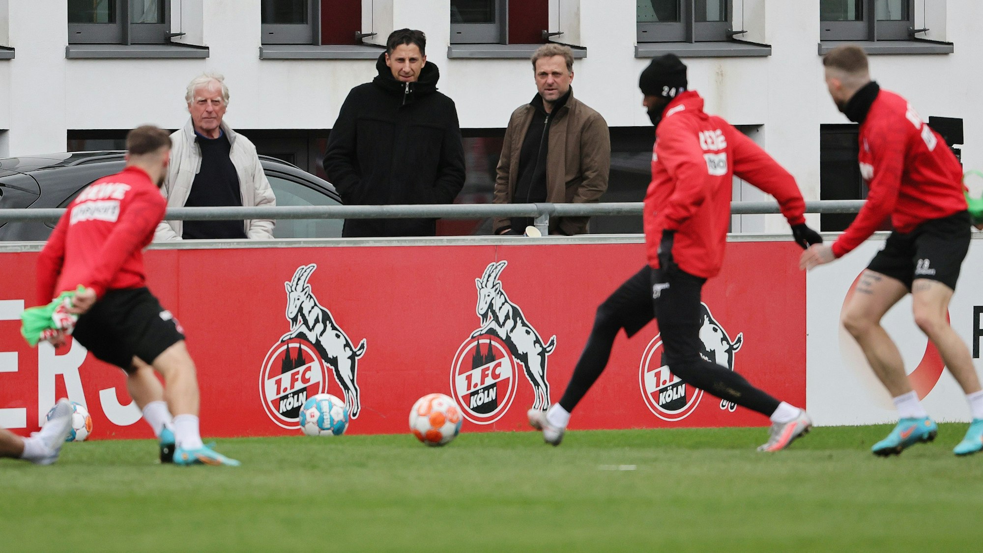 Christian Keller beobachtet das Training des 1. FC Köln.