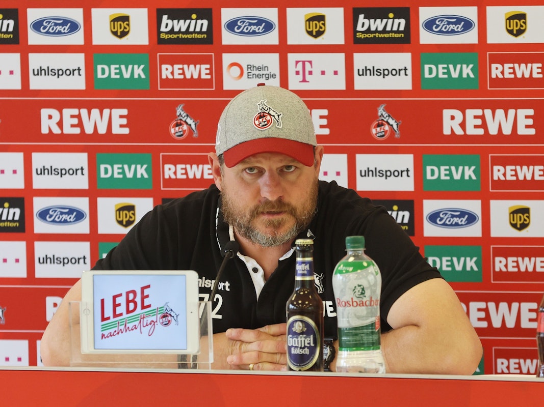Steffen Baumgart gibt beim 1. FC Köln eine Pressekonferenz.