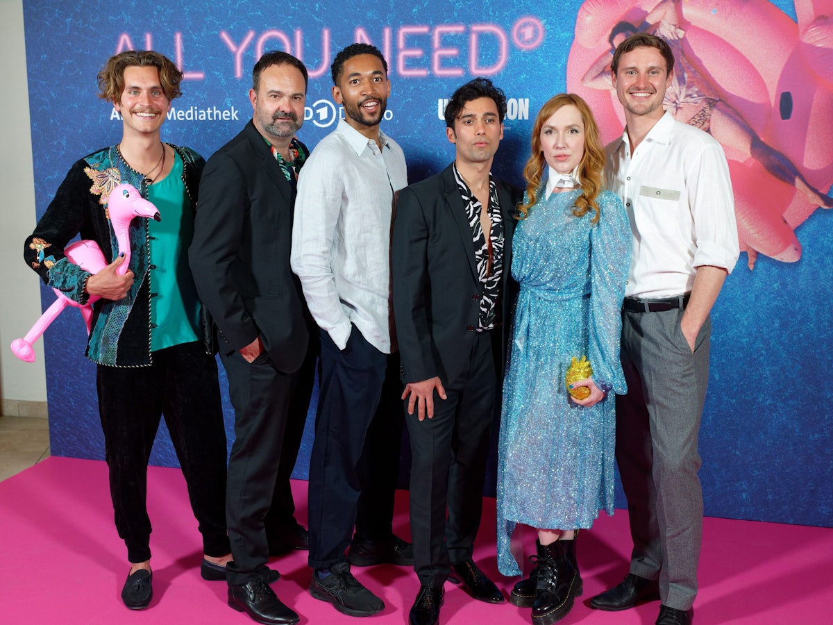 Ludwig Brix, Tom Keune, Benito Bause, Arash Marandi, Kristin Nichols und Frédéric Brossier (v.l.n.r.) bei der Serien-Premiere von „All you need“.