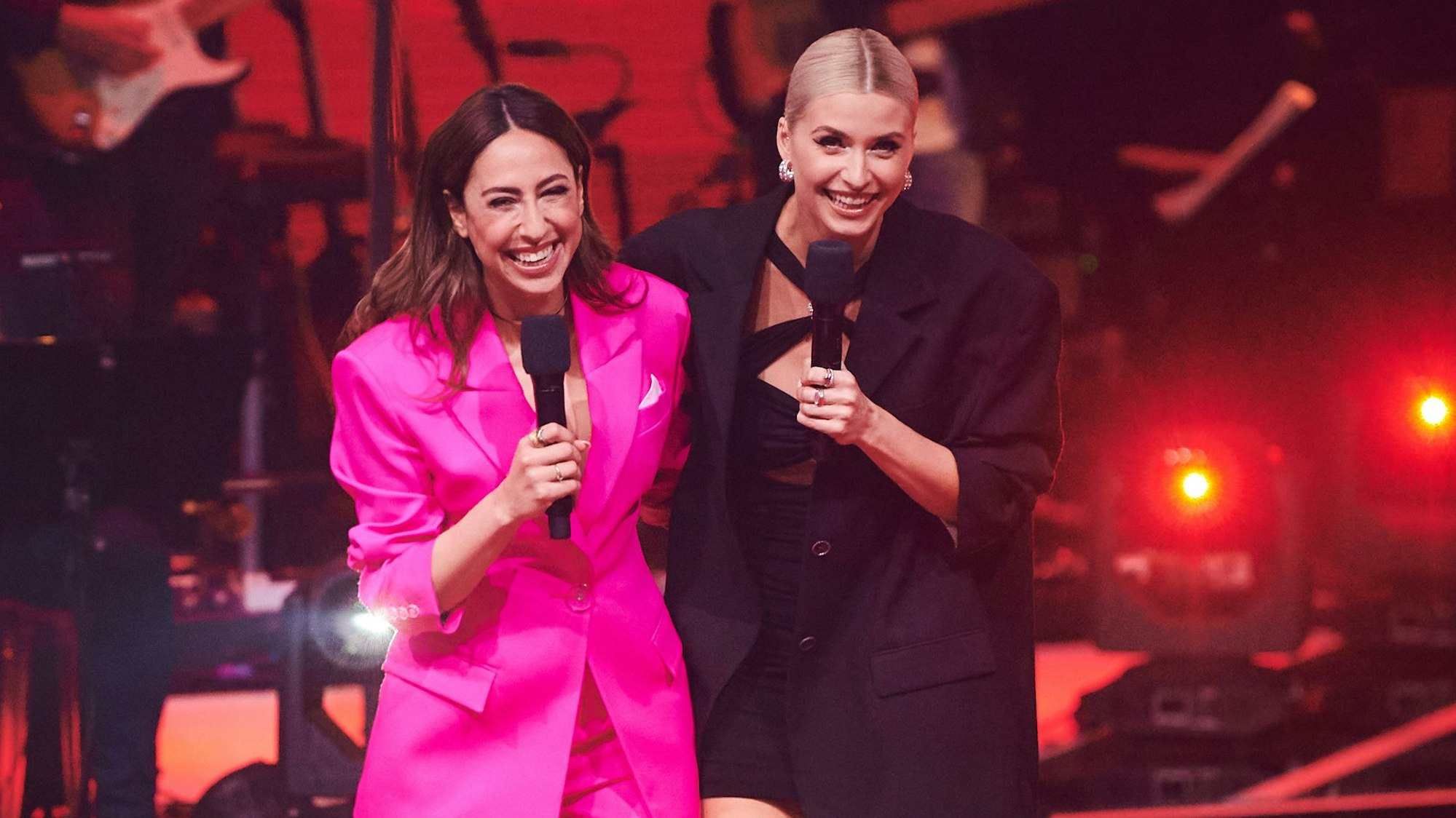Die Moderatorinnen, Melissa Khalaj (l) und Lena Gercke, präsentieren das Halbfinale der Castingshow "The Voice of Germany"