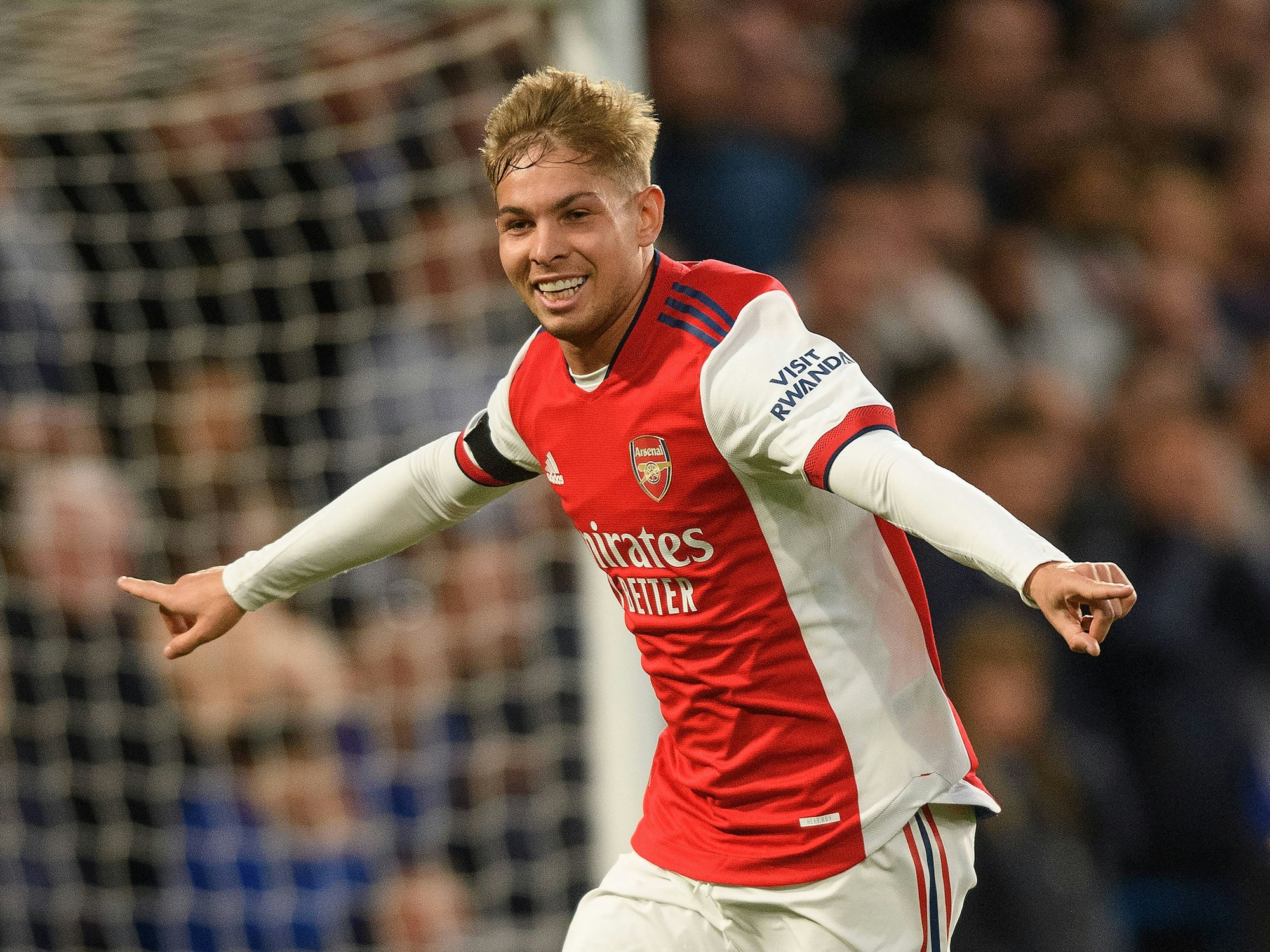 Emile Smith Rowe jubelt mit ausgebreiteten Armen im Trikot des FC Arsenal.