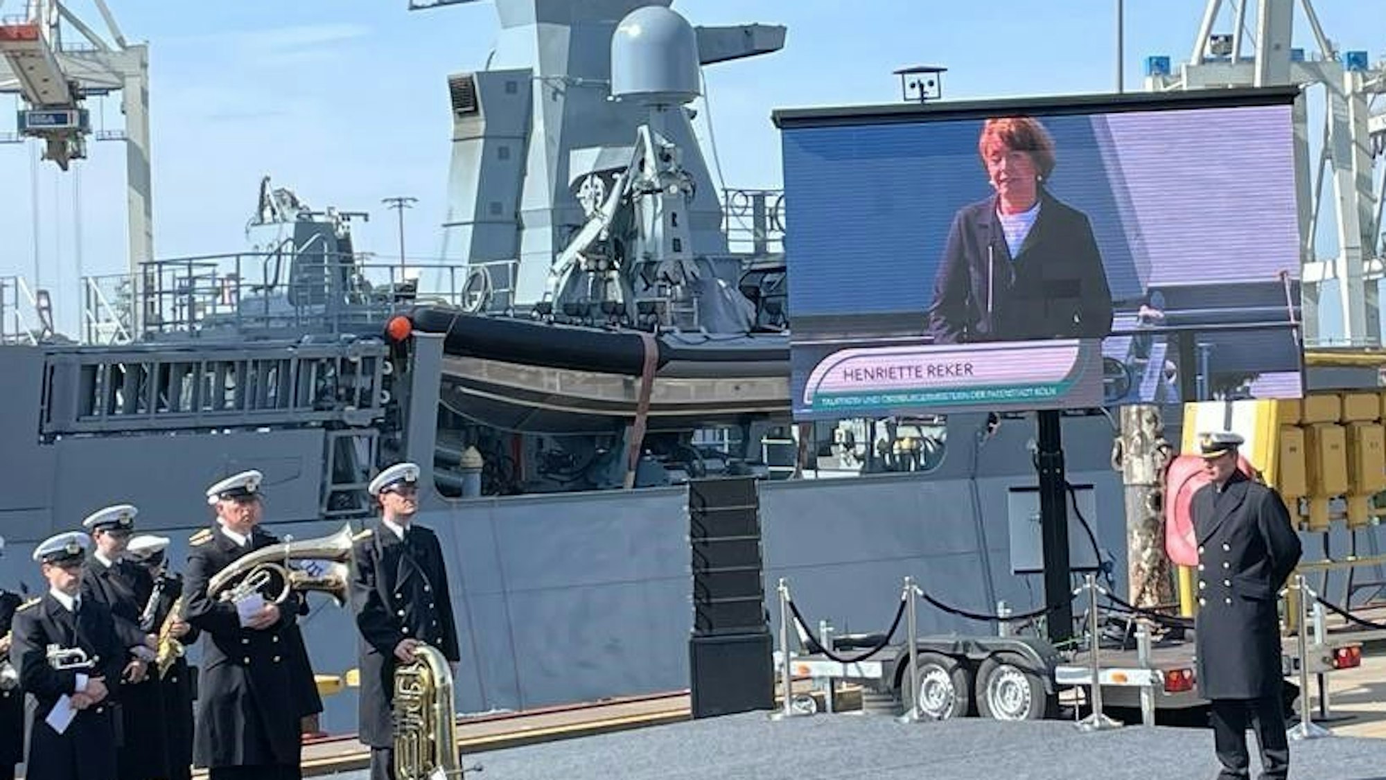 OB Henriette Reker spricht bei der Schiffsstaufe