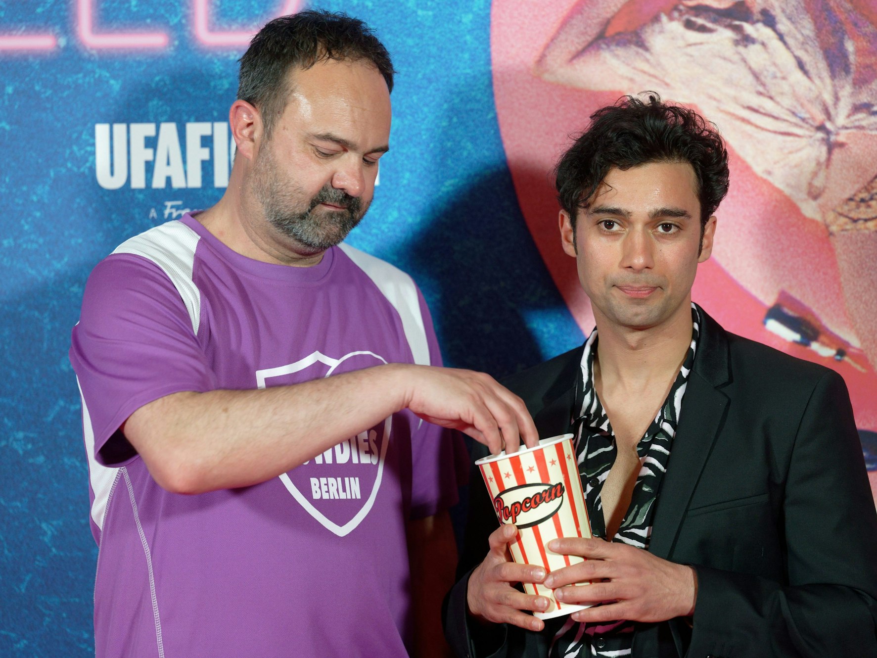Die Schauspieler Tom Keune (l.) und Arash Marandi (r.) bei der Premiere von „All You Need“ in Köln.