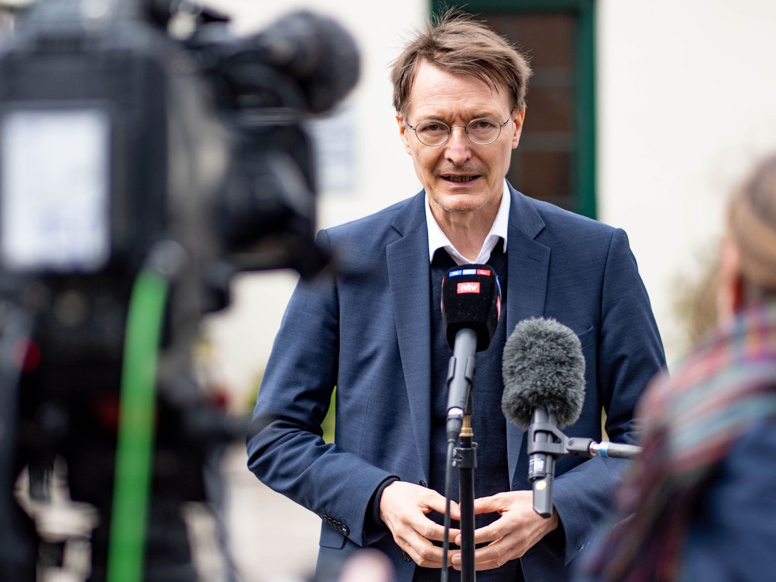 Karl Lauterbach (SPD), Bundesgesundheitsminister, spricht vor dem Klinikum Nordfriesland mit Vertretern der Presse. Die Generalstaatsanwaltschaft Koblenz ermittelt gegen eine Gruppe Männer und Frauen, die geplant haben soll, Lauterbach zu entführen.