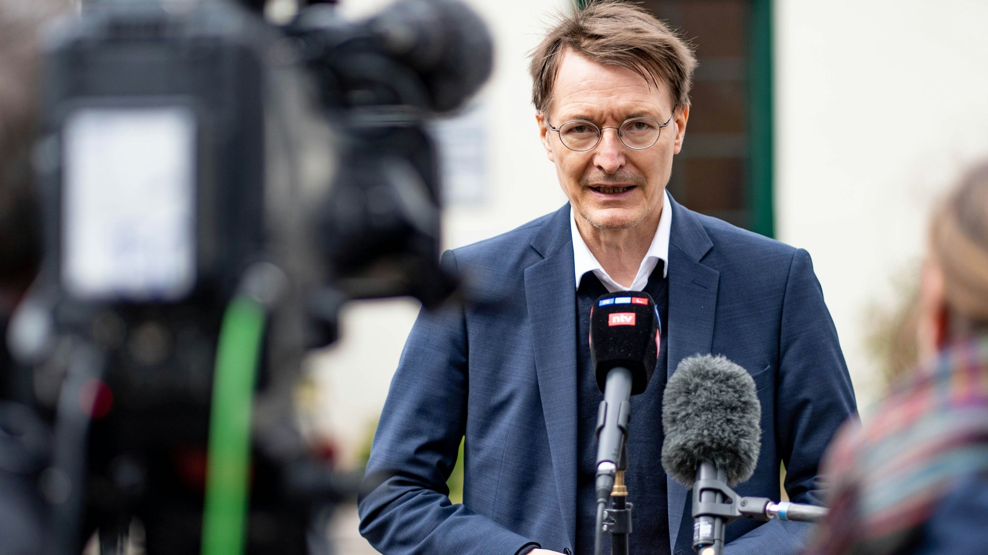 Karl Lauterbach (SPD), Bundesgesundheitsminister, spricht vor dem Klinikum Nordfriesland mit Vertretern der Presse. Die Generalstaatsanwaltschaft Koblenz ermittelt gegen eine Gruppe Männer und Frauen, die geplant haben soll, Lauterbach zu entführen.