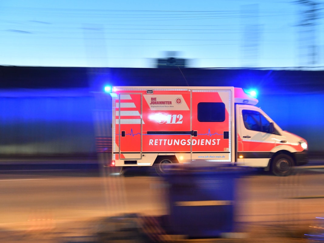 Ein Rettungswagen ist mit eingeschaltetem Blaulicht im Einsatz
