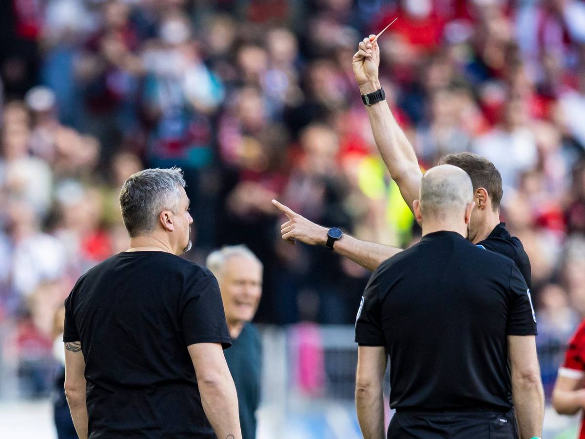 Bochums Trainer Thomas Reis (l) sieht von Schiedsrichter Sascha Stegemann (r) die Rote Karte.