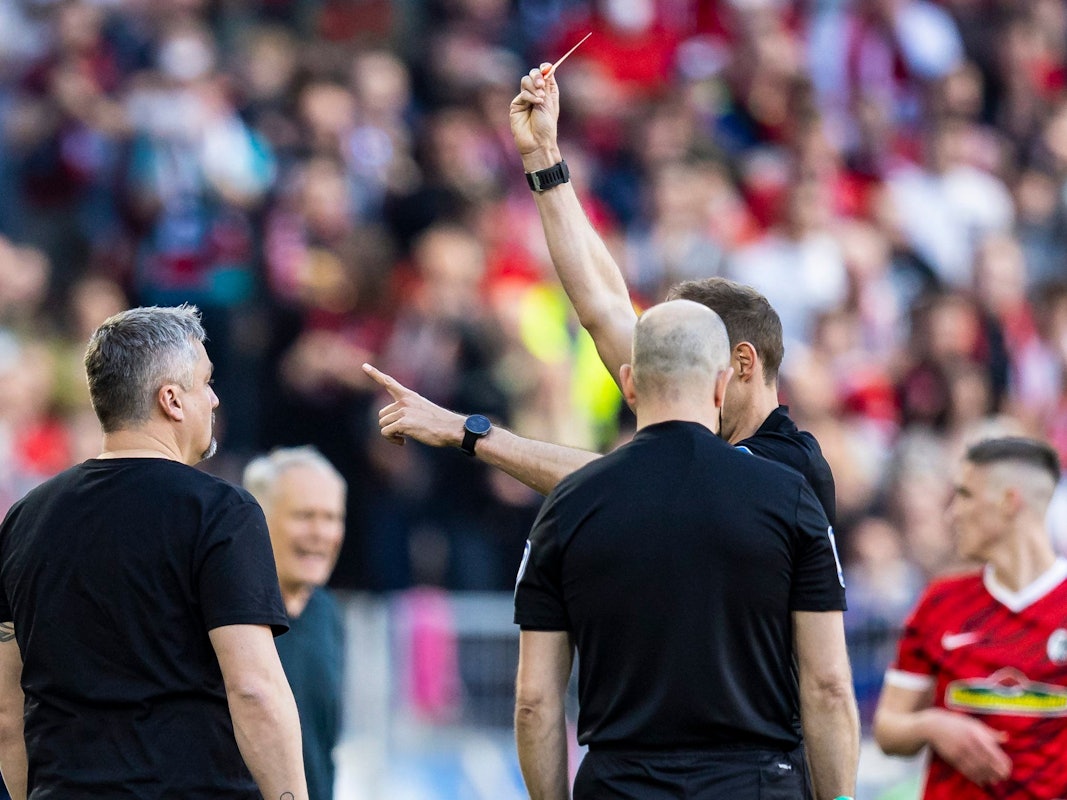Bochums Trainer Thomas Reis (l) sieht von Schiedsrichter Sascha Stegemann (r) die Rote Karte.