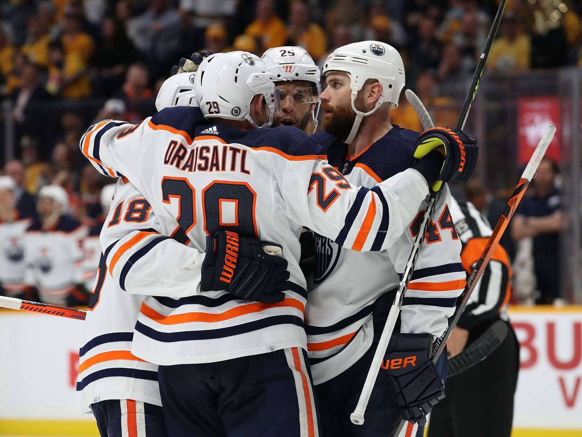Leon Draisaitl #29, Zach Hyman #18, Zack Kassian #44 und Darnell Nurse #25 von den Edmonton Oilers feiern nach einem Tor.