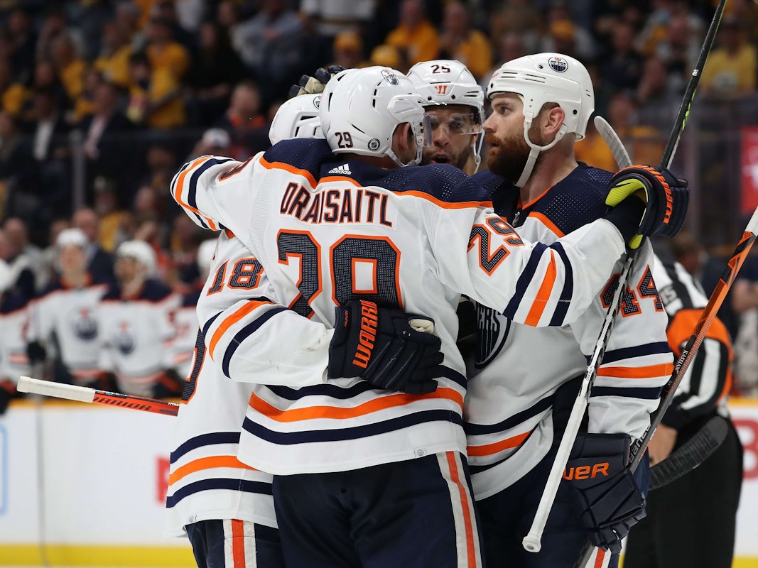 Leon Draisaitl #29, Zach Hyman #18, Zack Kassian #44 und Darnell Nurse #25 von den Edmonton Oilers feiern nach einem Tor.