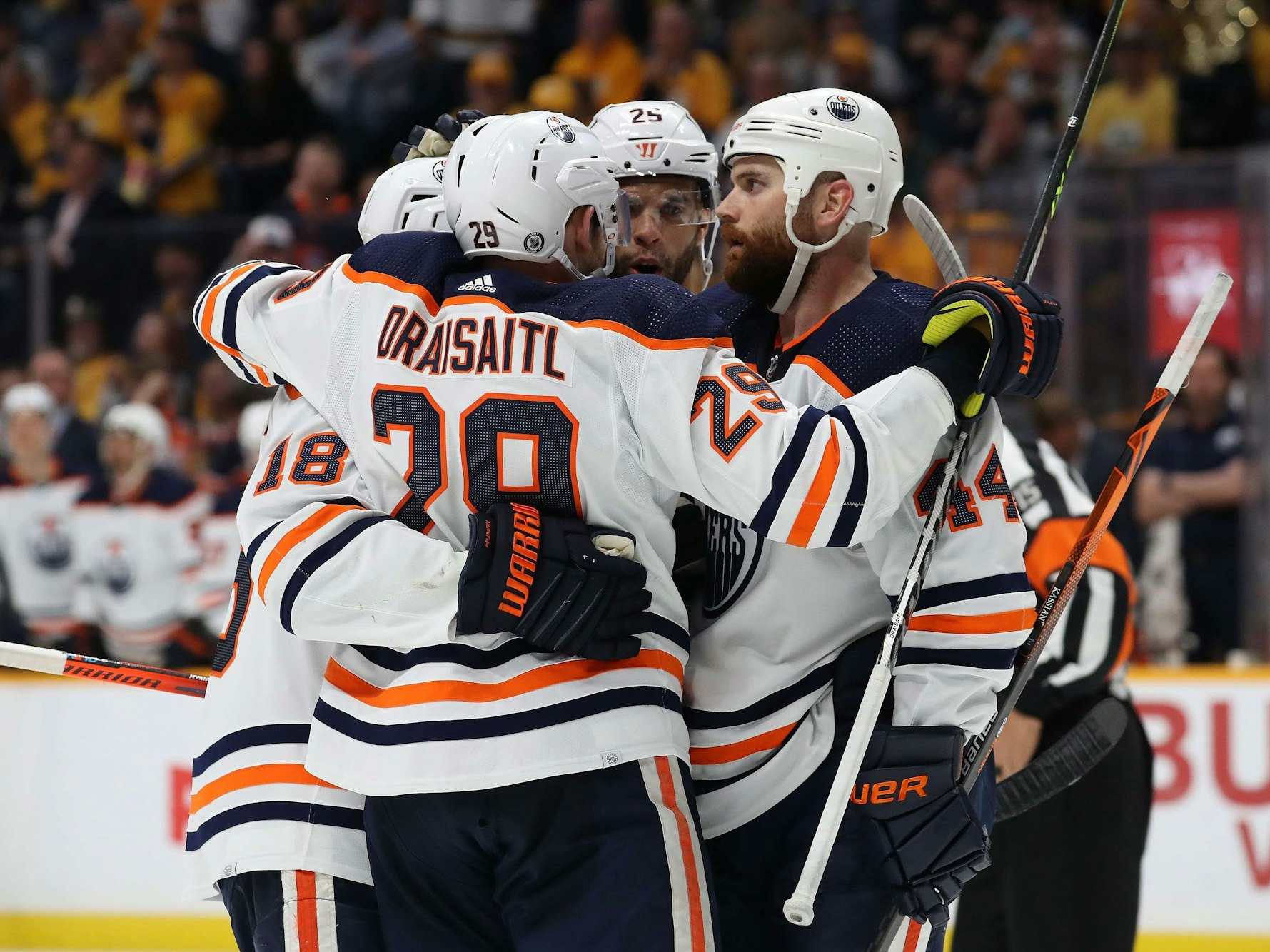 Leon Draisaitl #29, Zach Hyman #18, Zack Kassian #44 und Darnell Nurse #25 von den Edmonton Oilers feiern nach einem Tor.